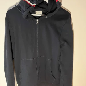 Hoodie - Riktigt fin zip hoodie som är i storlek L men är lite mindre i storleken