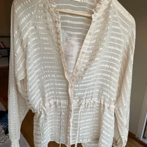 Långärmad blus  - Som ny