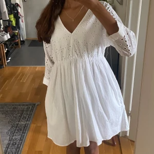 Vit klänning - Jättesöt klänning ifrån Zara. Har själv bara använt den en gång som Konfrimationsklänning, men är köpt ifrån Sellpy. Men är i väldigt fint skick. Kontakta mig vid frågor🌸🤍