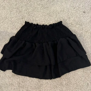 Kjol - Svart volangskjol, superfin Storlek S 