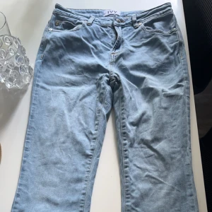 Low Waits jeans  - Storlek 27  Märke IVY  Köpte på Second hand för 750 men kostar runt 900 och uppåt  Använda 1 gång och inte sönder eller något fel. Kan diskutera pris. Skriv privat för mer info och bilder. 