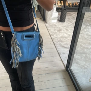 Maje väska! - Säljer denna jätte fina blåa maje väska, du får med båda banden till!