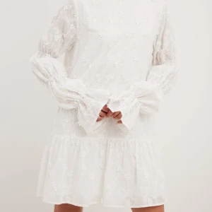 Klänning - Säljer dena supersöta klänning från NA-KD. Endast använd vid ett tillfälle, är i nyskick. Perfekt sommar- eller studentklänning. Nypris 799kr.