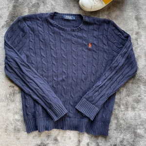 Ralph lauren kabelstickad  - Säljer en superfräsch kabelstickad Ralph lauren tröja i storlek M. Inga hål etc. 