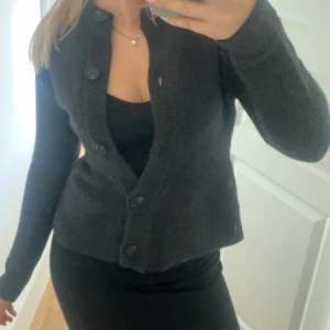Kofta - Säljer denna jättefina kofta från Zara för att den tyvärr inte kommer till användning. Perfekt nu till höst/vinter. Nypris va runt 850, den är i jättefint skick (har typ använts 2 gånger)🥰Storlek M men passar S