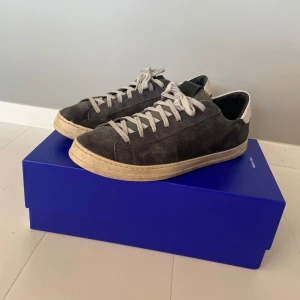 P448 skor - Köpte dessa p448 skor från miinto för knappa 3000kr,  men dem har inte riktigt kommit till använding därav säljs dem. Skick 9/10 Allt og medföjer, box✅