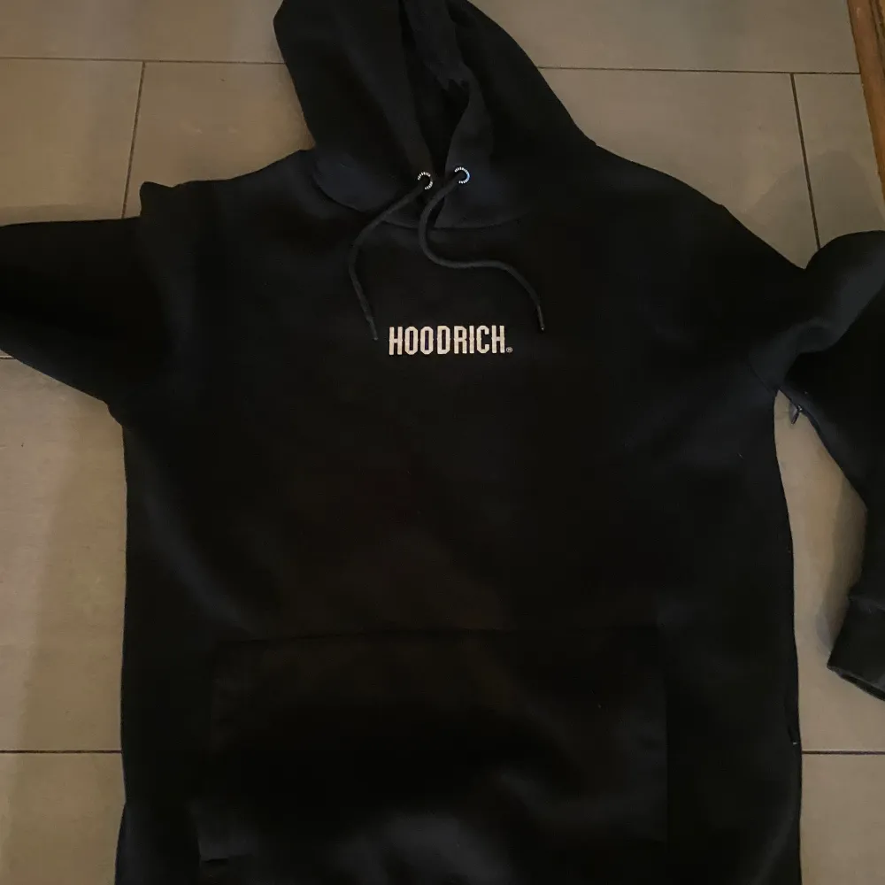 riktigt bra skick, inga problem med den. Den är inte sliten. Skick 9/10. Hoodies.