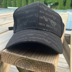 Armani keps  - Nytt skick aldrig använd  Byten är intressanta  Går att justera storlek