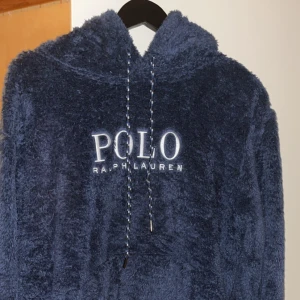 Ralph lauren hoodie fluffig - Säljer denna hoodien i storlek M men sitter ungefär som en L Hör av dig vid fundering
