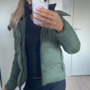 jacka - En jacka perfekt till vintern!! kontakta för information!!!💕 nypris 3000kr