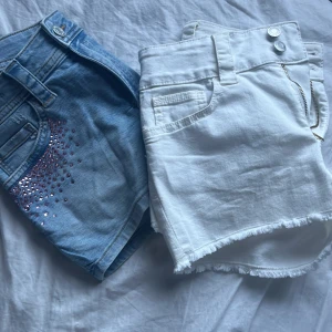 lågmidjade jeans shorts  - Säljer två st lågmidjade jeansshorts pga ingen användning båda för 200 ett par 100❤️