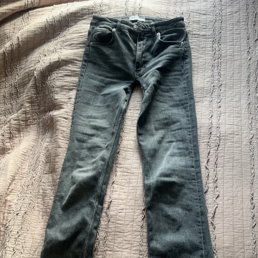 Gråa split jeans från Zara som inte säljs längre, gjort om de till lågmidjade så de passar inte riktigt mig längre, köpta som en 36a men skulle säga de som en 34a efteråt. Passar skitbra nu till hösten och följer med i trenderna som ”low waist”! 💕. Jeans & Byxor.