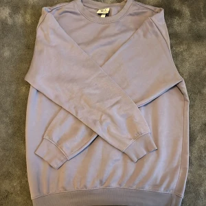 No5 crewnecken/tjocktröja - Säljer den no5 crewnecken då det var ett samarbete med h&m. Använder inte längre och ligger bara i garderoben och väntar på en ny ägare skicket 10/10