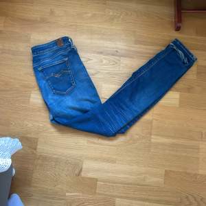 Säljer dessa feta replay Jeans för endast 249 kr! Men priset går att diskutera vid snabb affär! Det är en lite defekt i skrevet men inget som märks vid andvändning💯💯