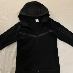 Nike tech fleece svart - 8.5/10 skick, priset kan sänkas vid snabbaffär