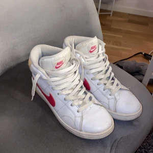 Nike skor - Säljer dessa Nike skor i nyskick i färgen White/Rush Pink storlek 38, perfekt till hösten! Vid snabb affär kan jag gå ner i pris 💓