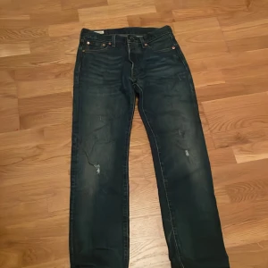 Levis 501 - Tja säljer dessa riktigt schyssta Levis 501orna säljer dom för att de har blivit för små nypris är 1399 men mitt pris är 499. Skicket är 9/10 då de inte har använts så mycket 