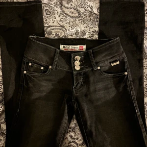 Diesel jeans - Lågmidjade jeans från diesel med utställda ben, säljs då de inte kommer till användning. Har bara testat de så dom är i nyskick. Finns kvar om ej markerad som såld, går ner i pris vid snabb affär!! Midja: ca 32cm innerbenslängd: ca 72cm 