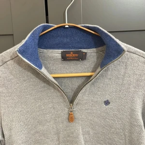 Morris halfzip - Morris halfzip i merinoull sitter som storlek XS men M på lappen. Bra skick men tyvärr förliten för mig 