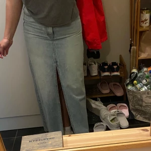 Jeanskjol - Jeanskjol ifrån Stradivarius. Använd 1 gång. Storlek 38