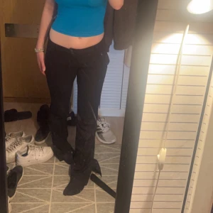 Kostymbyxor lågmidjade - Lågmidjade kostymbyxor från bikbok med slits. Storlek 38 men små i storleken, passar mig som brukar ha 36/34. Använda men i väldigt bra skick.💞