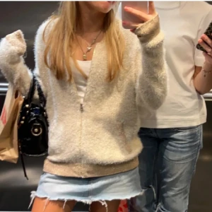 Beige stickad kofta från Zara - Säljer en supermysig beige stickad kofta perfekt nu till hösten💕 Den är i storlek 152 men passar perfekt på mig som vanligtvis har s! köpt på plick för 600, bilderna är lånade från förra ägaren men skriv privat för fler bilder💗