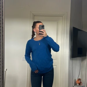 Blå sweatshirt  - 💙Blå sweatshirt i nyskick 💙