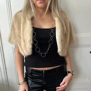 Beige pälsbolero - Beige bolero i fusk päls. Storlek s/m