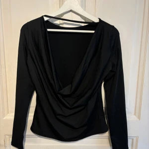 Svart långärmad tröja öppen rygg - Jättesnygg men passade ej bra på mig, endast provad. Storlek M och köparen står för frakten <3