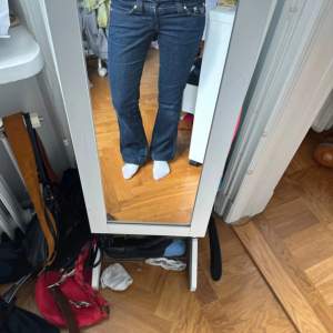 Säljer dessa superlågmidjade jeans från Lois som tyvärr har blivit för små för mig.❤️