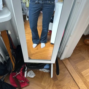 Lågmidjade jeans från Lois - Säljer dessa superlågmidjade jeans från Lois som tyvärr har blivit för små för mig.❤️