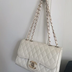 Väska - En chanelväska (ej äkta)  Använd några gånger men är i fint skick. Fler bilder kan ordnas. Pris går att diskuteras