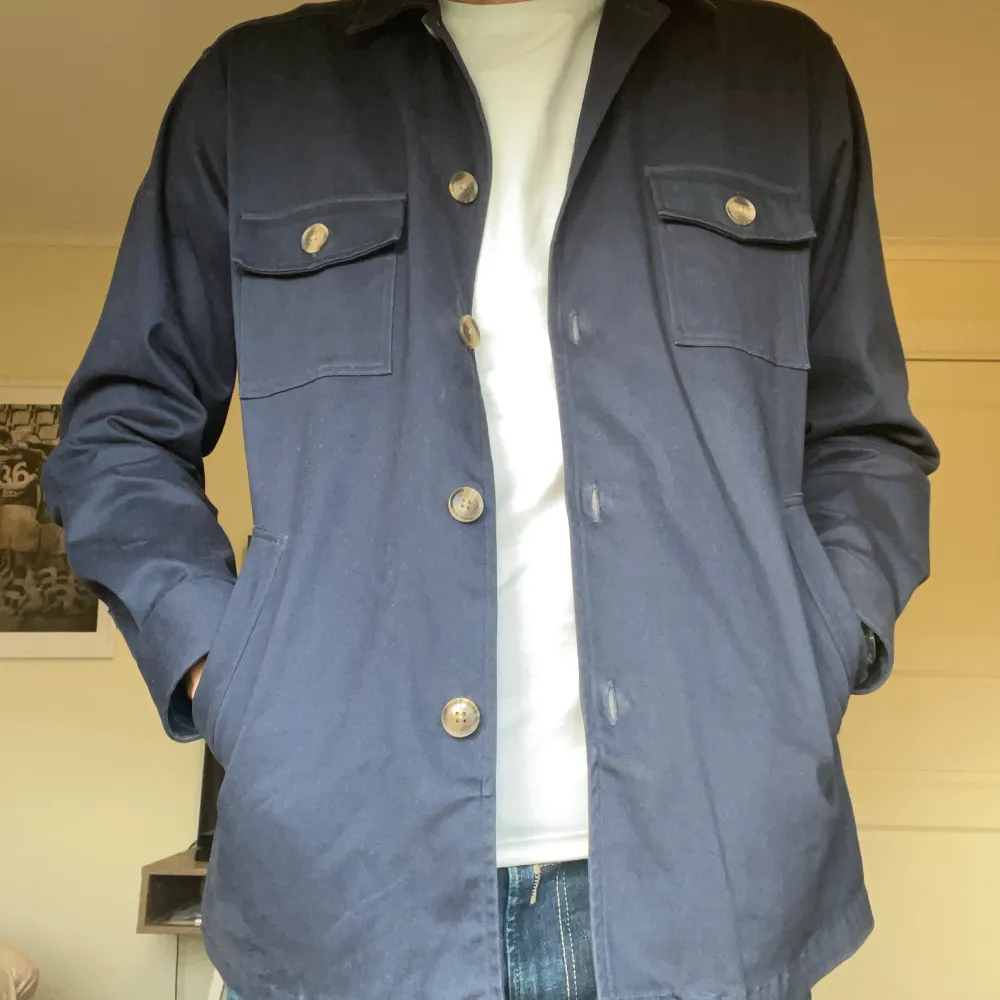 Stilren overshirt från John Henric. Produkten är i storlek M och passar perfekt som utomhusplagg lite kallare höstdagar. Tröjan är i bra skick utan några defekter (9/10). Hör av dig om du har några frågor!. Skjortor.