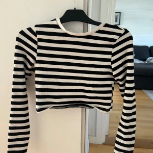 Randig tröja - Randig tröja i storlek L från ginatricot!! Riktigt fin att matcha med ett par kostymbyxor och någon snygg väska🤩