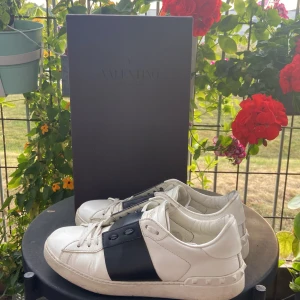 Valentino opens - Säljer nu mina Valentino opens i storlek 42 då dom var för stora dom är i bra skick lite sliten invändigt bara annars perfekta kom dm vid fler frågor priset diskuteras ej💯🤝