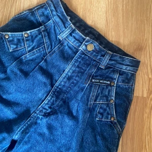 Unika jeans  - Coola jeans från Rocky Mountain clothing co. med unika detaljer! Köpte secondhand för ca 500 men aldrig använt då de var för små. Står ingen storlek men skulle säga att de är ca 32. 
