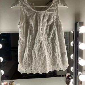 Blommigt linne  -  Jätte fint blommigt linne från kappahl. Säljer därav jag fick den i present och den var för liten. Priset kan diskuteras!❤️