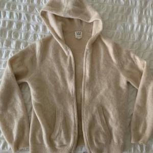 Soft goat kofta - Jätte fin zip kofta från soft goats barn kollektion Little goat som inte längre finns kvar. Passar perfekt nu till hösten. Skicket är 10/10!🫶 nypris ca 1250kr 💕