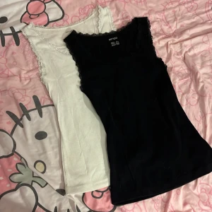 Linne / tshirt  - Säljer tsm!  Ett svart och ett vit linne.🖤🤍 Från Esmara, storlek XS på båda.  Har använts men dom är inte slitna eller har något hål. 