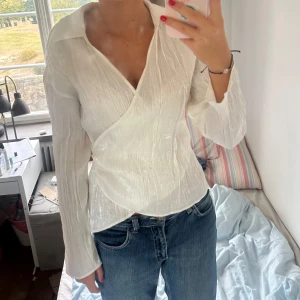 Zara skjorta - Glansig, skrynklig, krämvit skjorta från zara. Med prislapp kvar. Stängs med dragkedja på sidan
