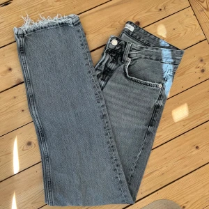 Zara byxor - Bra skick! Pass form regular.  Är ca 183 på bilden. Hör av dig vid funderingar🙌🤗