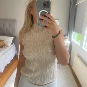 Zara topp - Jättefin tröja från zara som man både kan ha på fest och till vardags. Materialet är räfflat. knappt använd så inga defekter. 