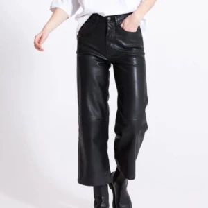 Byxor i skinnimitation lager 157 - Svarta byxor i skinnimitation från lager 157, endast använda några gånger ✨ 