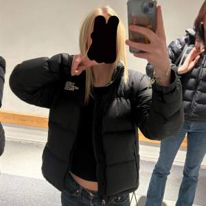 Säljer min the north face jacka, på grund av att den inte kommer till användning. Den är i bra skick utan synliga defekter.  Nypris 3900kr, men priset kan diskuteras💖