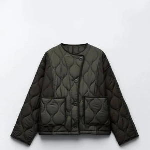 Grön zara jacka - Säljer min gröna jacka från zara som är använd fåtal gånger. Andra bilden är inte min! Skriv vid frågor🥰