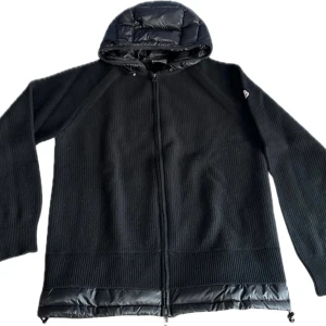 Moncler Cardigan - Säljer en sjukt snygg cardigan från märket Moncler. Size 4 funkar till L och XL, jackan är i väldigt bra skick och är det perfekta plagget nu till höst och vinter! SJÄLVKLART ÄKTA och har såklart även äktenhetsbevis på det! Hör av dig vid frågor.