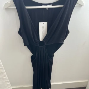 Festklänning - Klänning med silverring i midjan. Vänlige mjuk och sitter fint. Aldrig använd.