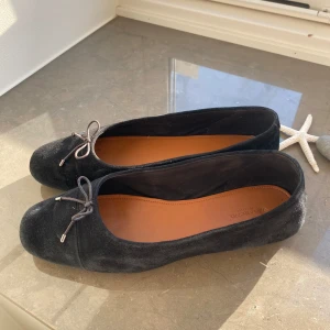 Vagabond ballerinaskor - Svarta ballerina skor från Vagabond I princip i nyskick då de endast är använda 2 gånger Köptes för 1000 kronor