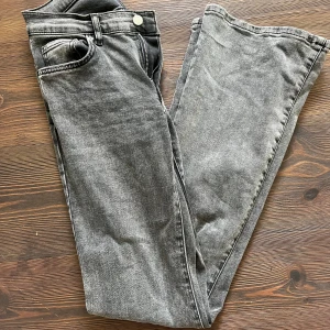 Lågmidjade jeans - Ifrån Gina, mörkgrå tvätt. Bra skick