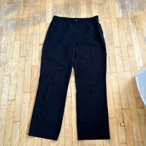 ASOS TALL SVART KOSTYMBYXA - Svarta kostymbyxor från asos tall st.46. Nypris 420 kr 